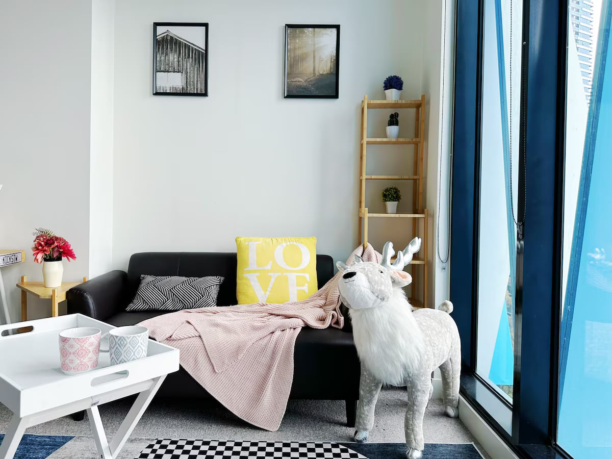 Quiet Sunny Convenient CBD 1B perfect LongStay Apt in Carlton
