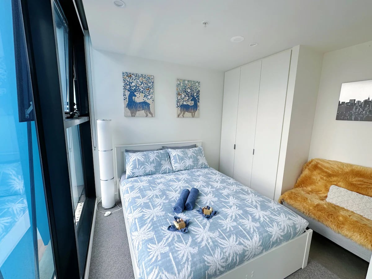 Quiet Sunny Convenient CBD 1B perfect LongStay Apt — photo 2 of 33