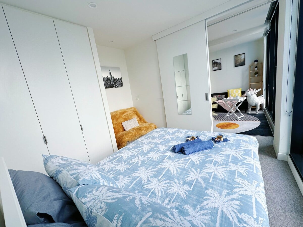 Quiet Sunny Convenient CBD 1B perfect LongStay Apt — photo 3 of 33