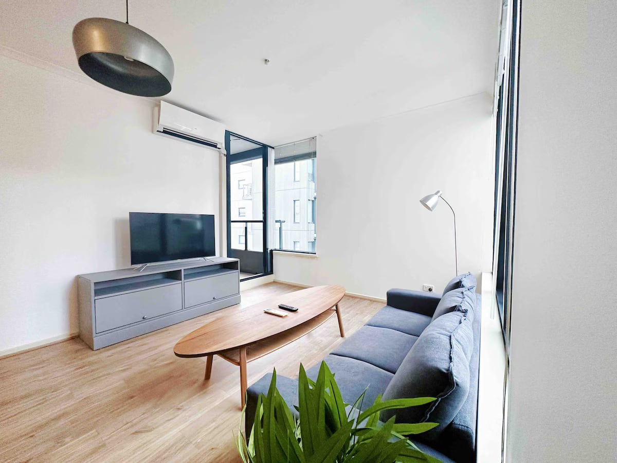 Huge 1B w balc& FreeCarPark@SouthMel Perf4LongStay in South Melbourne