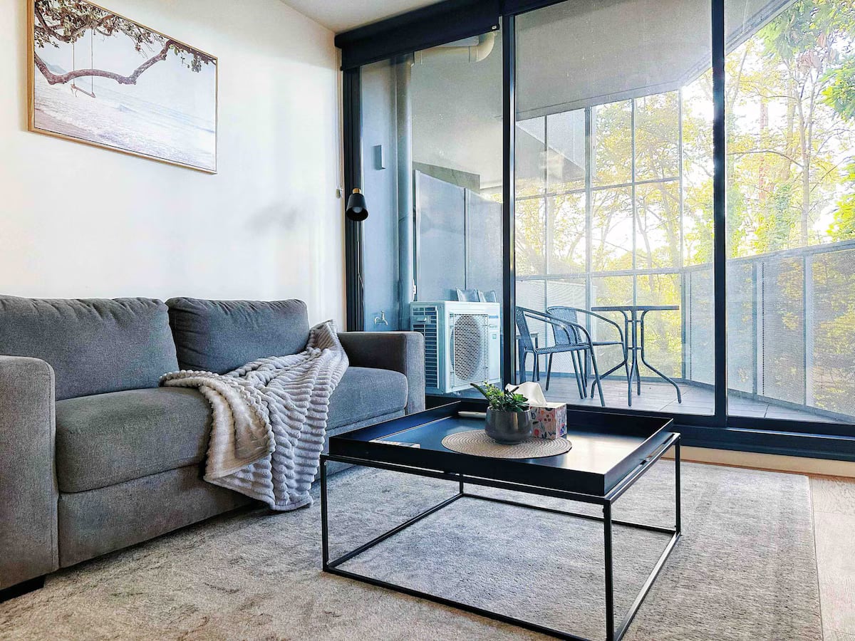 Cozy Conv 2B w FreePark nr trains Perf 4 Long Stay in Ivanhoe