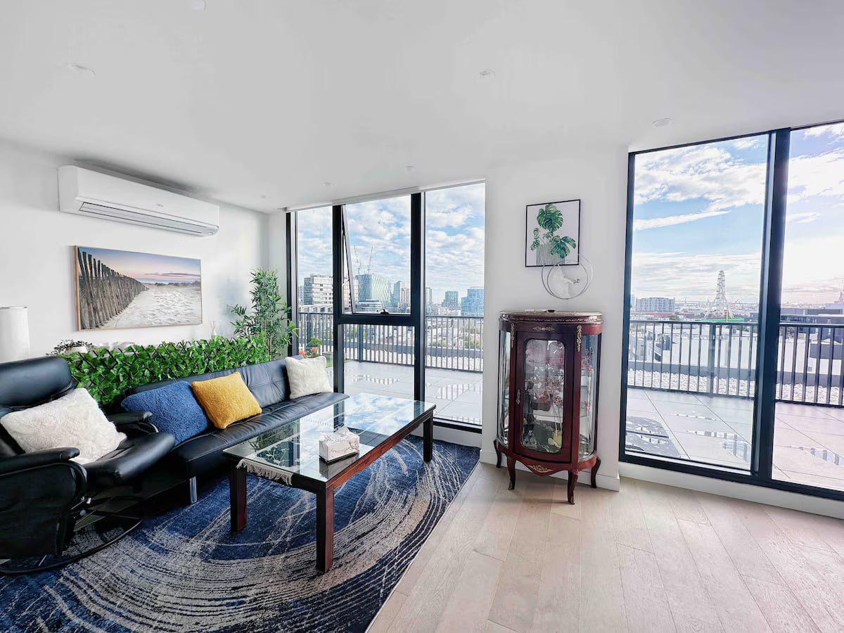 AmazeView2B Penthouse HugeBalcony Perf 4 LongStay in West Melbourne