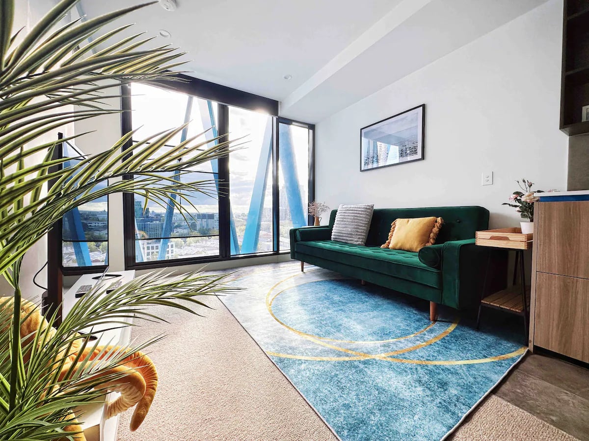 Huge stylish CBD 1B with AmazeView perf 4 LongStay in Carlton