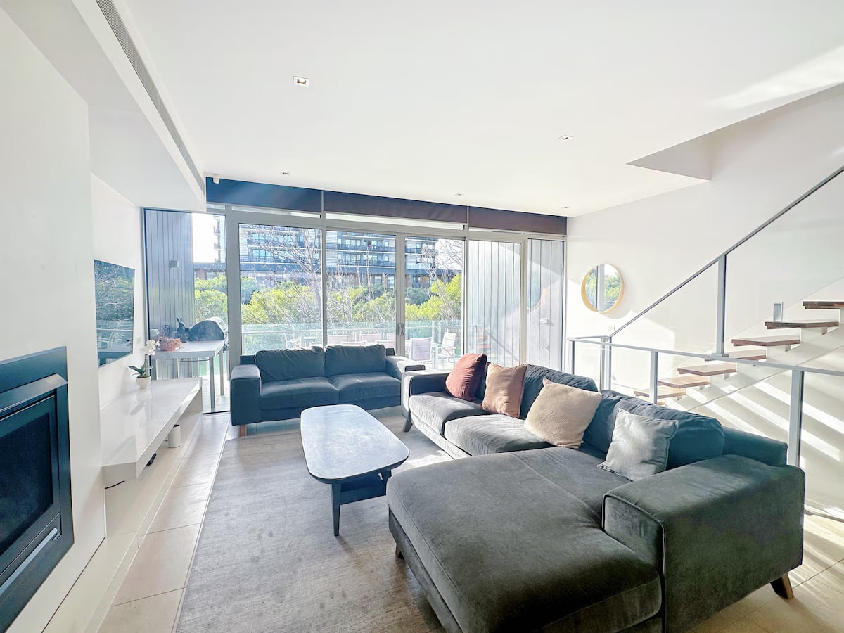Waterside Luxury Townhouse: 4BR 3.5Bth 2Bal 2Park in Docklands