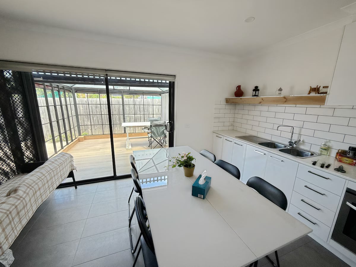 Lovely 3B townhouse close 2 TrainStation & Airport — photo 5 of 44